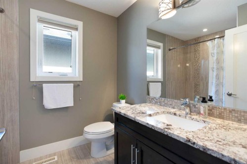 434 22 Avenue Nw, Calgary, AB - Indoor Photo Showing Bathroom