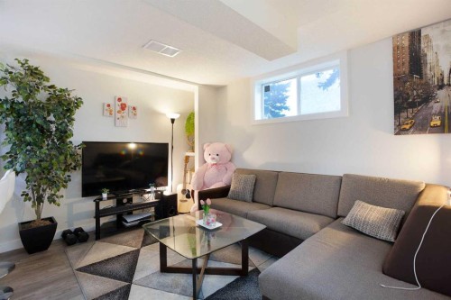 3224 14 Street Nw, Calgary, AB - Indoor Photo Showing Living Room