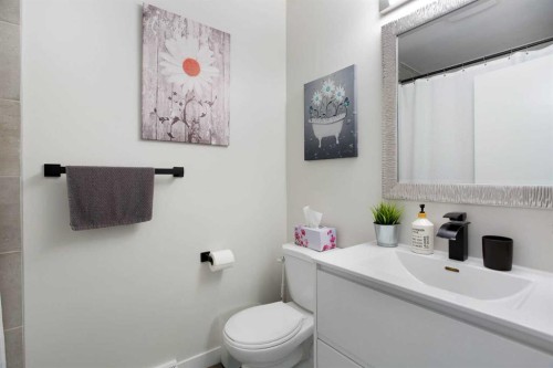 3224 14 Street Nw, Calgary, AB - Indoor Photo Showing Bathroom