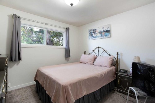 3224 14 Street Nw, Calgary, AB - Indoor Photo Showing Bedroom