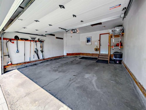 540 Shawinigan Drive Sw, Calgary, AB - Indoor Photo Showing Garage