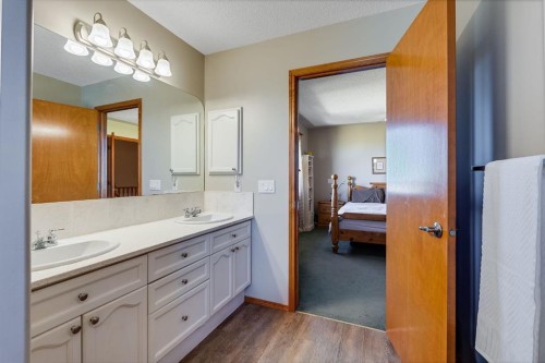 412 Harrison Court, Crossfield, AB - Indoor Photo Showing Bathroom