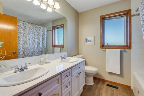 412 Harrison Court, Crossfield, AB - Indoor Photo Showing Bathroom