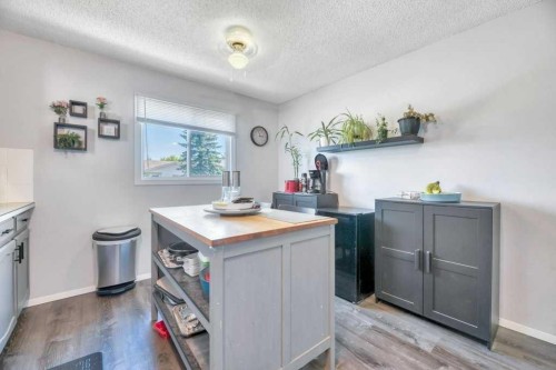 23 Abbercove Road Se, Calgary, AB - Indoor Photo Showing Kitchen