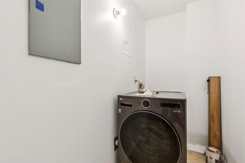 711-111 14 Avenue Se, Calgary, AB - Indoor Photo Showing Laundry Room