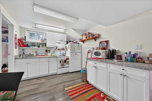 7804 34 Avenue Nw, Calgary, AB - Indoor Photo Showing Kitchen