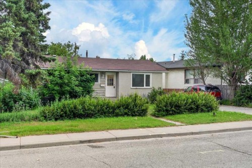 7804 34 Avenue Nw, Calgary, AB - Outdoor