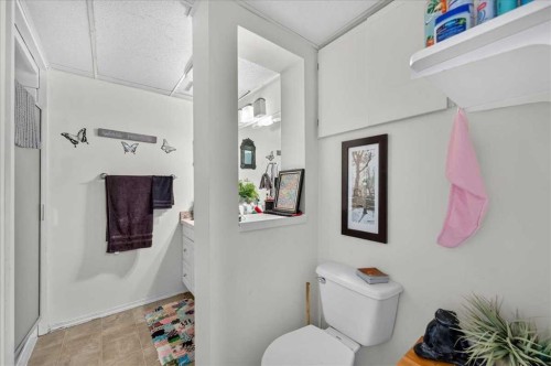 7804 34 Avenue Nw, Calgary, AB - Indoor Photo Showing Bathroom