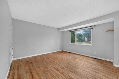 7804 34 Avenue Nw, Calgary, AB - Indoor Photo Showing Other Room