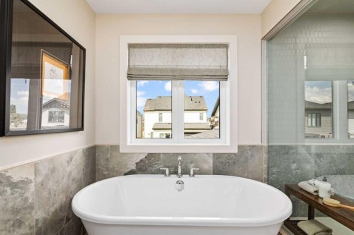 364 Greenwich Drive Nw, Calgary, AB - Indoor Photo Showing Bathroom