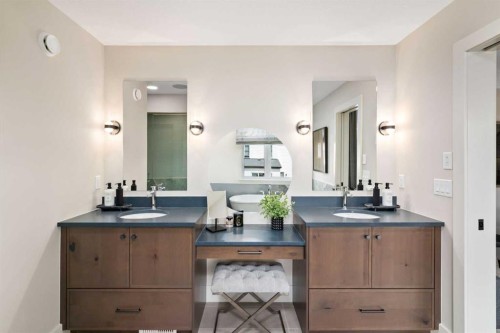 364 Greenwich Drive Nw, Calgary, AB - Indoor Photo Showing Bathroom