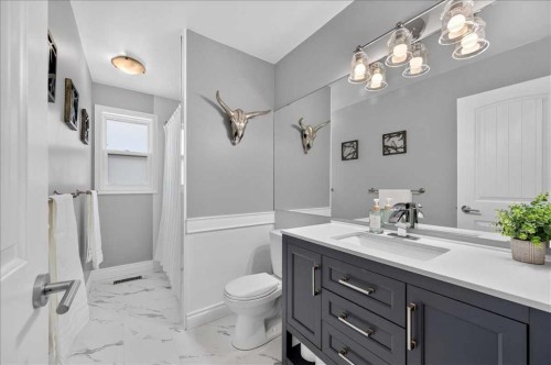 756 Strathcona Drive Sw, Calgary, AB - Indoor Photo Showing Bathroom