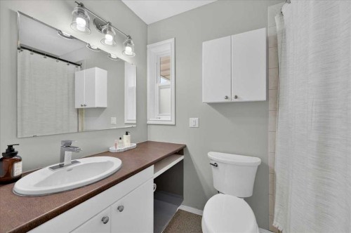 756 Strathcona Drive Sw, Calgary, AB - Indoor Photo Showing Bathroom