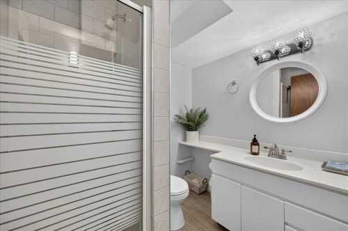 756 Strathcona Drive Sw, Calgary, AB - Indoor Photo Showing Bathroom