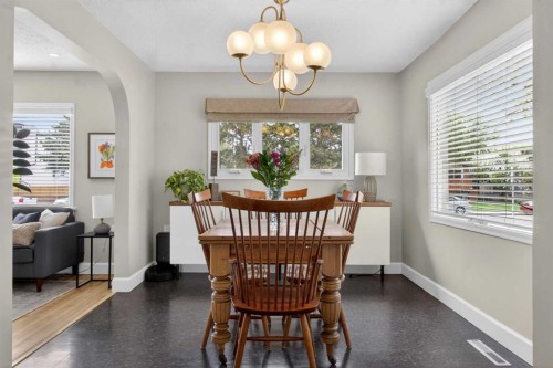 6132 33 Avenue Nw, Calgary, AB 