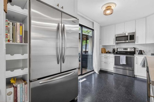 6132 33 Avenue Nw, Calgary, AB 