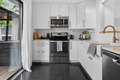 6132 33 Avenue Nw, Calgary, AB 