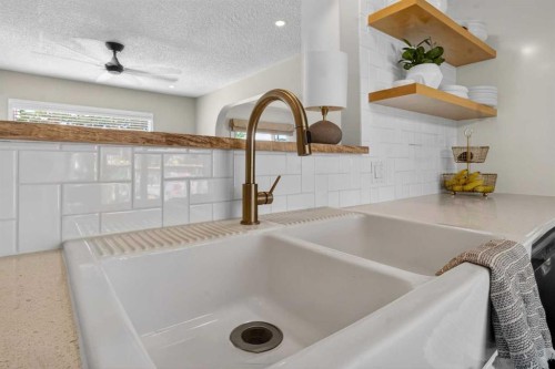 6132 33 Avenue Nw, Calgary, AB 