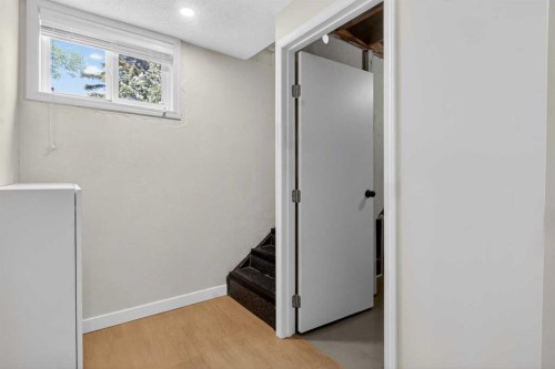 6132 33 Avenue Nw, Calgary, AB 
