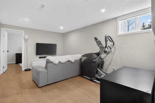 6132 33 Avenue Nw, Calgary, AB 