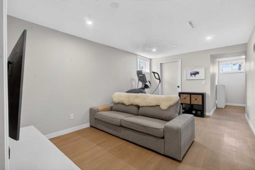 6132 33 Avenue Nw, Calgary, AB 
