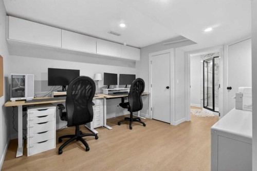6132 33 Avenue Nw, Calgary, AB 