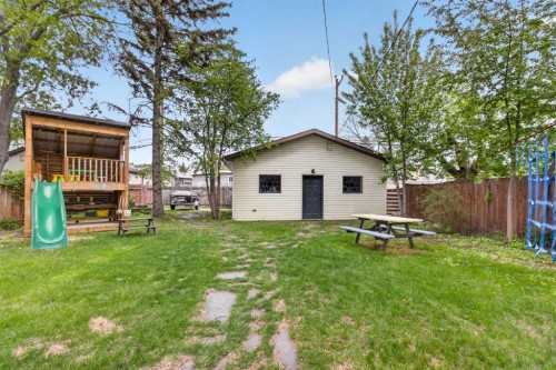 6132 33 Avenue Nw, Calgary, AB 