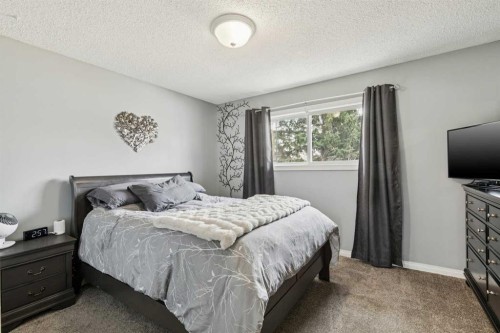 113-107 Elm Place, Okotoks, AB - Indoor Photo Showing Bedroom