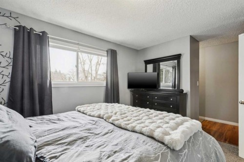 113-107 Elm Place, Okotoks, AB - Indoor Photo Showing Bedroom
