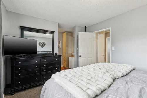113-107 Elm Place, Okotoks, AB - Indoor Photo Showing Bedroom