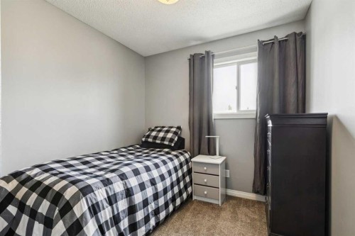 113-107 Elm Place, Okotoks, AB - Indoor Photo Showing Bedroom