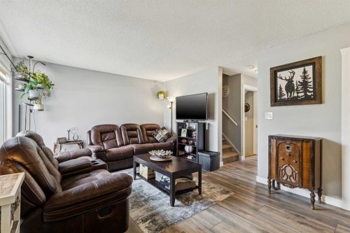 113-107 Elm Place, Okotoks, AB - Indoor Photo Showing Living Room