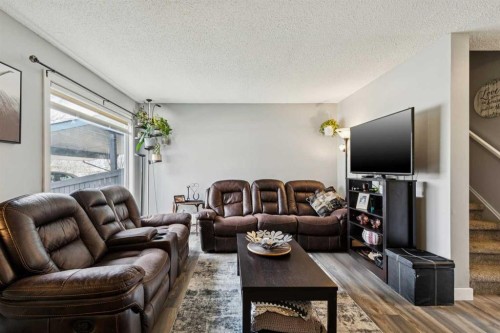 113-107 Elm Place, Okotoks, AB - Indoor Photo Showing Living Room