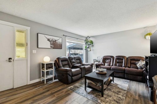 113-107 Elm Place, Okotoks, AB - Indoor Photo Showing Living Room