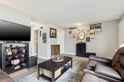 113-107 Elm Place, Okotoks, AB - Indoor Photo Showing Living Room