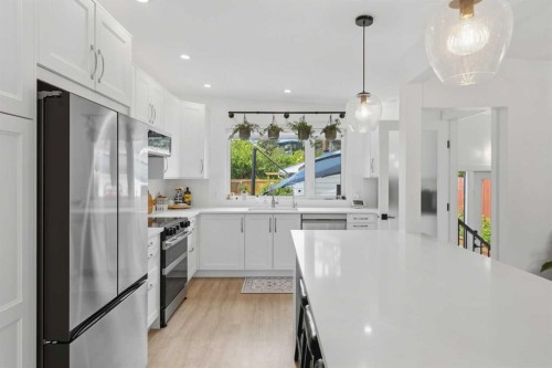 3720 58 Avenue Sw, Calgary, AB - Indoor Photo Showing Kitchen With Upgraded Kitchen