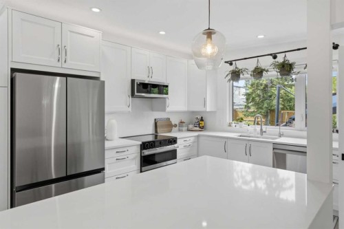 3720 58 Avenue Sw, Calgary, AB - Indoor Photo Showing Kitchen With Upgraded Kitchen