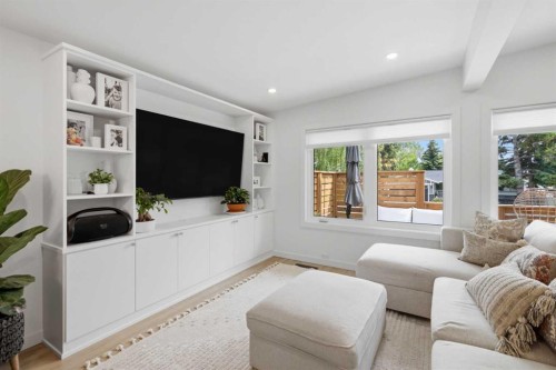 3720 58 Avenue Sw, Calgary, AB - Indoor Photo Showing Living Room
