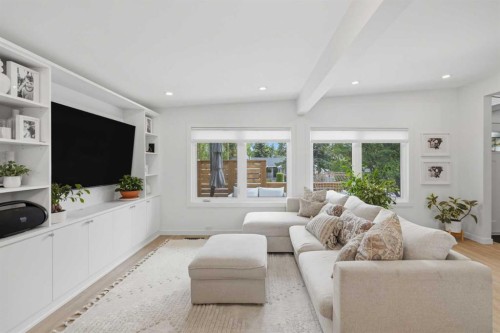 3720 58 Avenue Sw, Calgary, AB - Indoor Photo Showing Living Room
