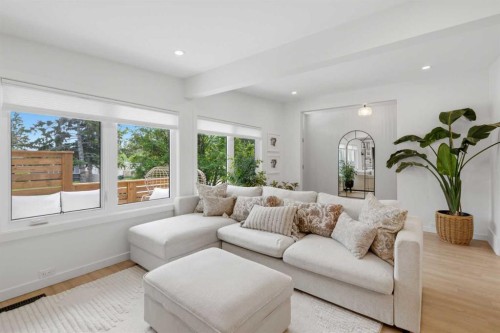 3720 58 Avenue Sw, Calgary, AB - Indoor Photo Showing Living Room
