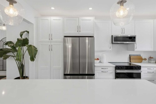 3720 58 Avenue Sw, Calgary, AB - Indoor Photo Showing Kitchen With Upgraded Kitchen