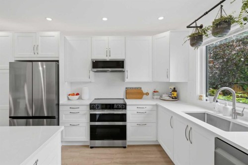 3720 58 Avenue Sw, Calgary, AB - Indoor Photo Showing Kitchen With Upgraded Kitchen