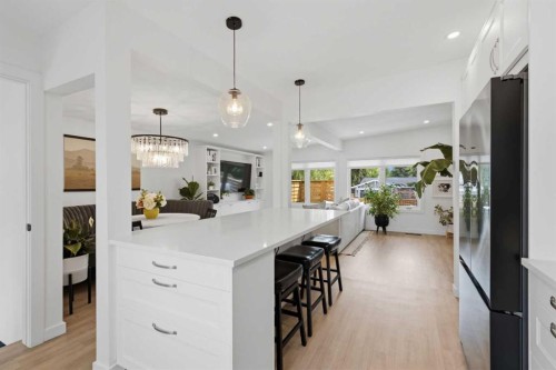 3720 58 Avenue Sw, Calgary, AB - Indoor Photo Showing Kitchen With Upgraded Kitchen