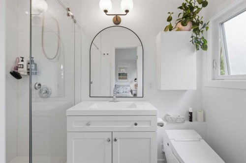 3720 58 Avenue Sw, Calgary, AB - Indoor Photo Showing Bathroom