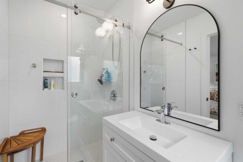 3720 58 Avenue Sw, Calgary, AB - Indoor Photo Showing Bathroom