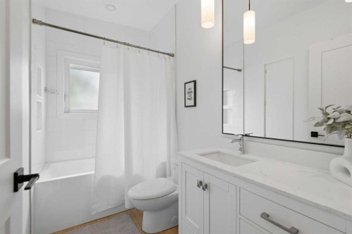 3720 58 Avenue Sw, Calgary, AB - Indoor Photo Showing Bathroom