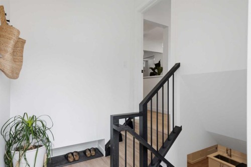 3720 58 Avenue Sw, Calgary, AB - Indoor Photo Showing Other Room