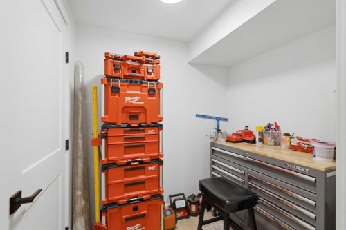 3720 58 Avenue Sw, Calgary, AB - Indoor