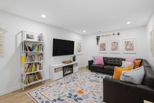3720 58 Avenue Sw, Calgary, AB - Indoor Photo Showing Living Room