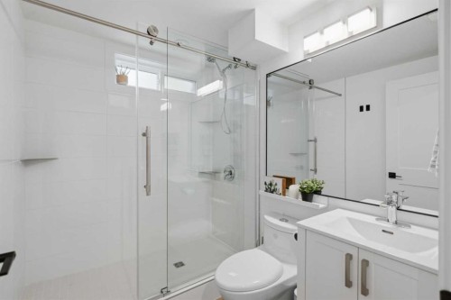 3720 58 Avenue Sw, Calgary, AB - Indoor Photo Showing Bathroom